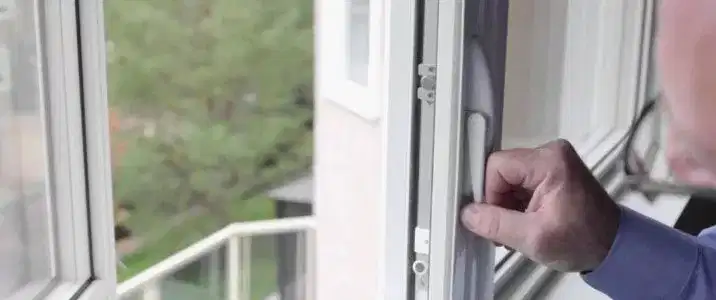 Что делать когда не закрывается окно и не поварачивается ручка и почему нужно обратиться в сервис