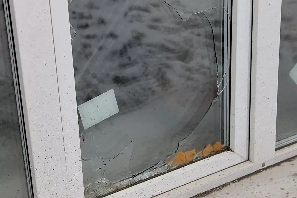 Разбитое окно на пластиковых окнах